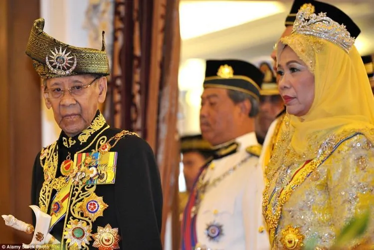 Meski Zaman Sudah Modern, 16 Keluarga Kerajaan Ini Masih Hidup Bak di Negeri Dongeng 23