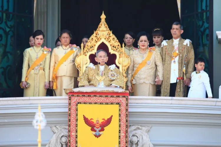 Meski Zaman Sudah Modern, 16 Keluarga Kerajaan Ini Masih Hidup Bak di Negeri Dongeng 24