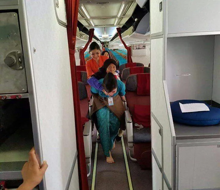 Inilah Pramugari Berhati Mulia, Rela Menggendong Nenek di Pesawat. Calon Istri Idaman Nih!