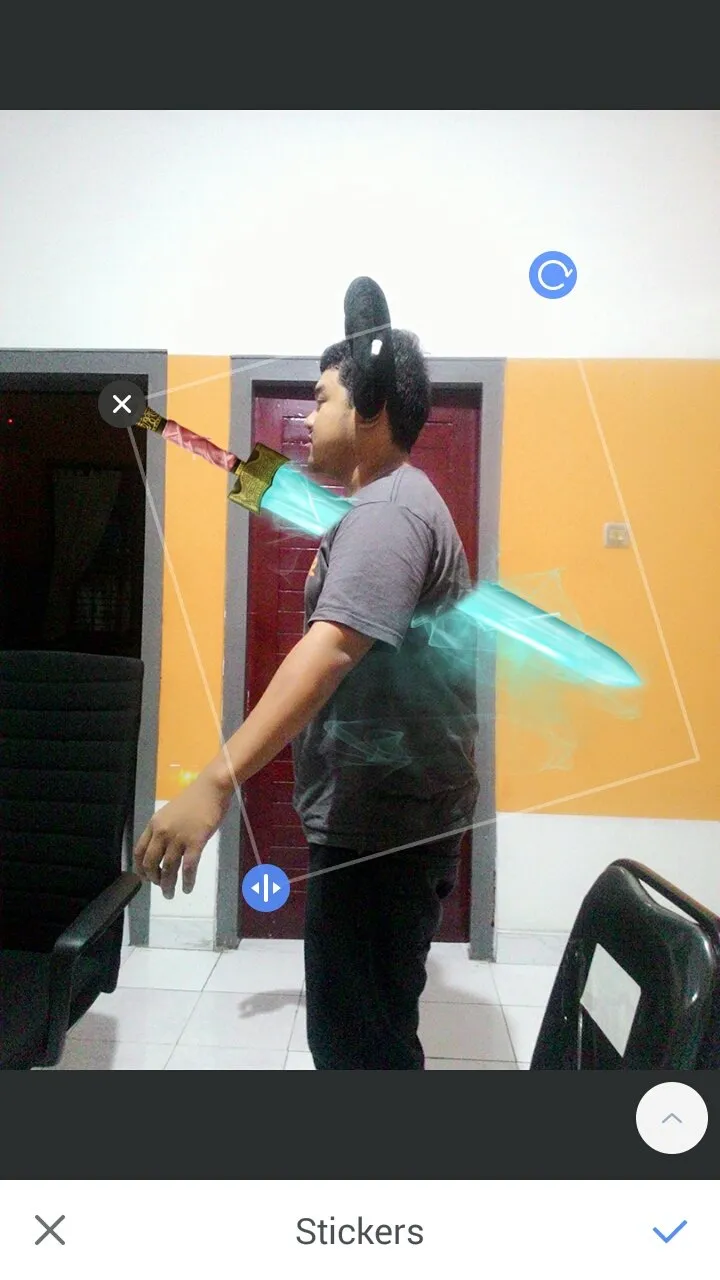 Begini Lho Cara Bikin Foto Ketusuk Pedang Ala ‘Goblin’, Mudah Kok! 12