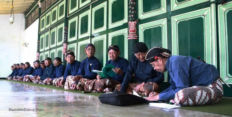 5 Hal yang Mesti Kamu Tahu Tentang Abdi Dalem Keraton. Pekerjaan yang Satu Ini Memang Istimewa 8