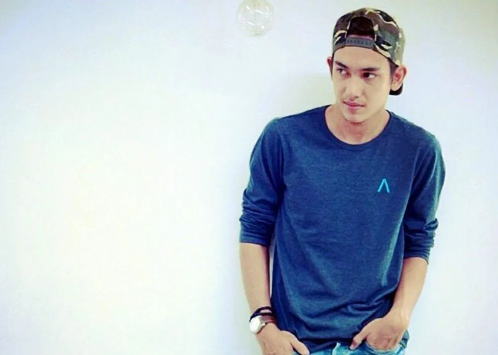 Pose Foto Artis-Artis Tampan yang Bisa Cowok Tiru, Sama Sekali Nggak Alay dan Tetap Kelihatan Manly 28