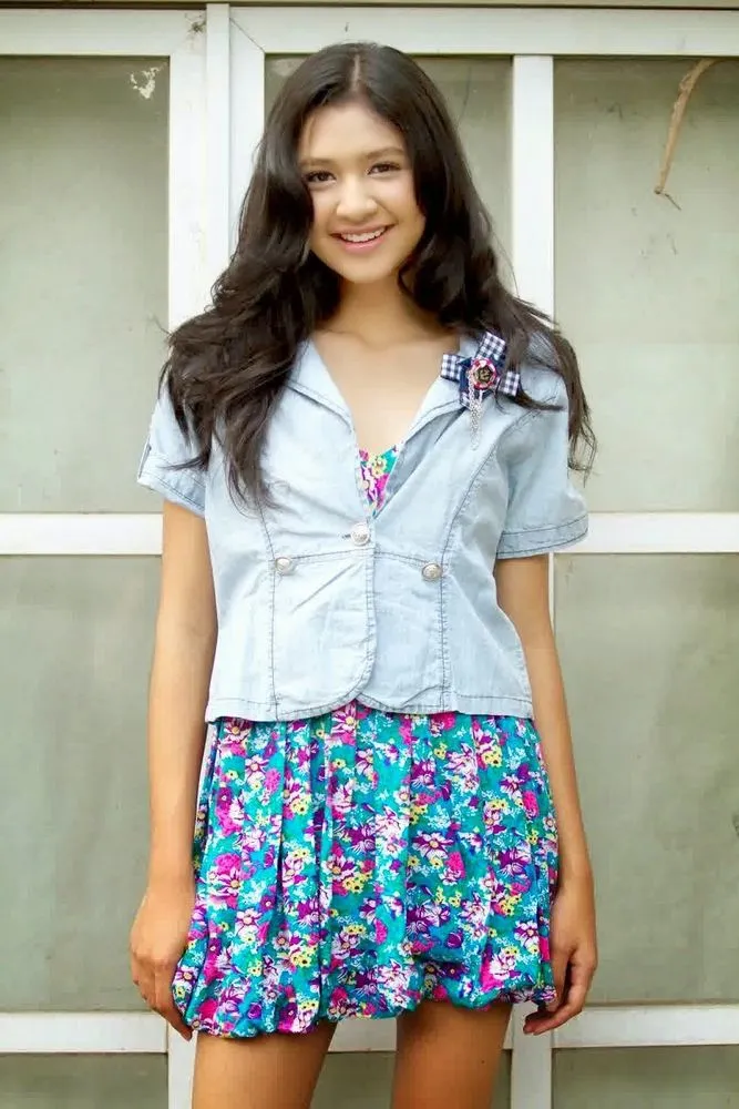 Senyummu Pas Dipotret Nggak Pernah Bagus? Coba Deh Pakai Trik Artis-Artis Cantik Ini Tersenyum Manis 25