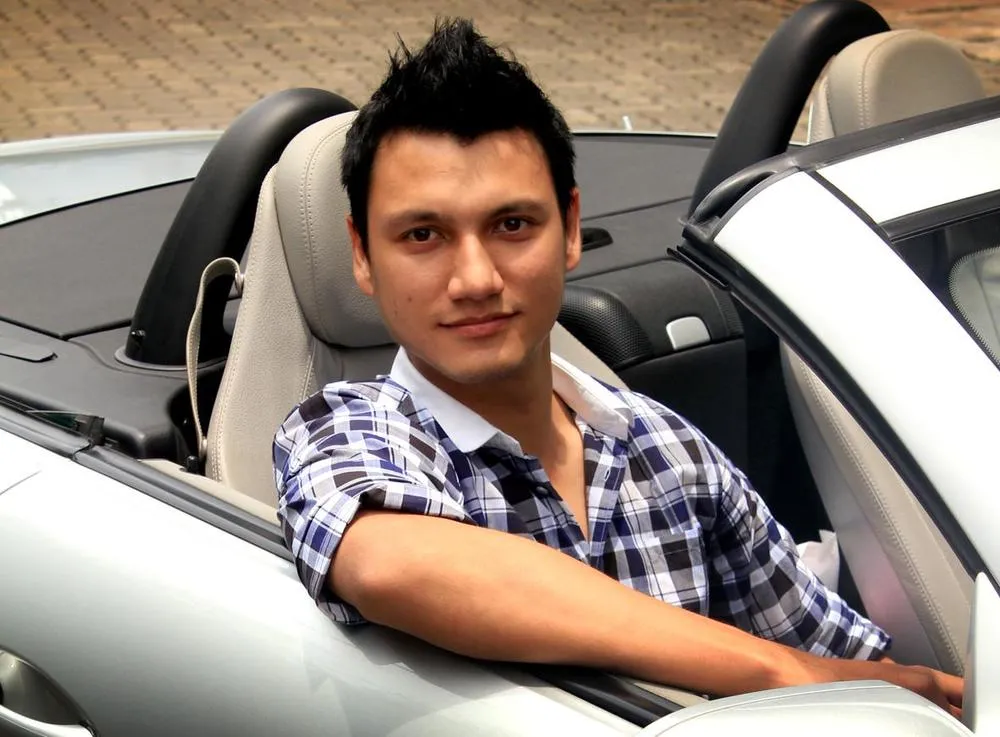 Pose Foto Artis-Artis Tampan yang Bisa Cowok Tiru, Sama Sekali Nggak Alay dan Tetap Kelihatan Manly 30