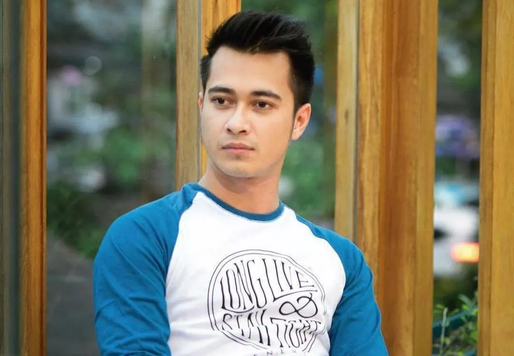 Pose Foto Artis-Artis Tampan yang Bisa Cowok Tiru, Sama Sekali Nggak Alay dan Tetap Kelihatan Manly 27