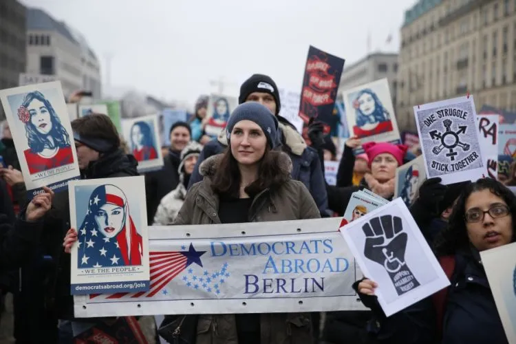 13 Foto Ini Jadi Bukti Bahwa Kebencian Terhadap Donald Trump Bisa Satukan Perempuan di Seluruh Dunia 22