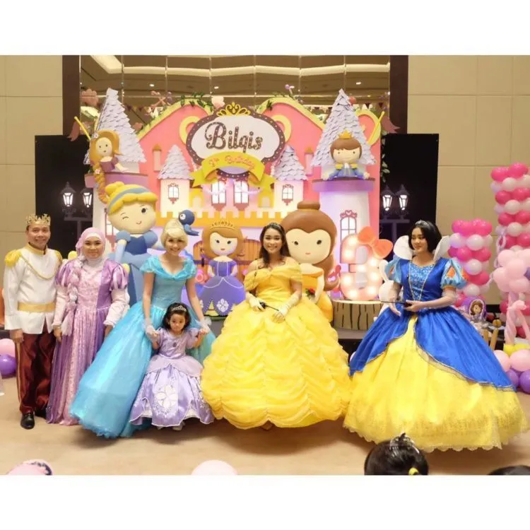 Meski Kena Gunjingan Juga, Pesta Ultah Bilqis ala Disney dan Princess Sofia Ini Tetap Sweet Lho 8