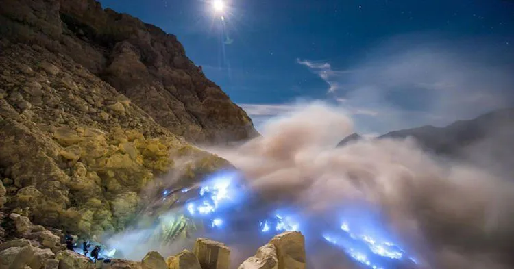 Pendaki Hilang di Gunung Ijen Ditemukan Cuma Pakai Celana Dalam Doang. Kira-kira Kenapa ya? 8