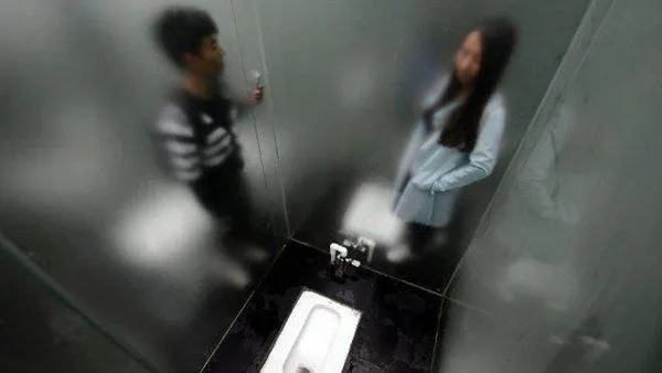 Unik, Ada Toilet Berdinding Transparan di Cina. Duh, Nggak Bisa Konsentrasi Dong Ya? 6