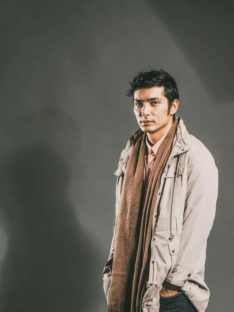 Pose Foto Artis-Artis Tampan yang Bisa Cowok Tiru, Sama Sekali Nggak Alay dan Tetap Kelihatan Manly 23