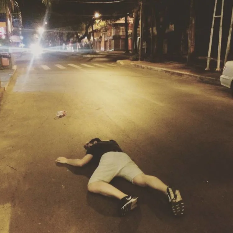 Tren Foto Pura-Pura Mati Ini Lebih ke Lucu atau Seram Ya? Ada Bocah Nangis Karena Ngiranya Beneran 20