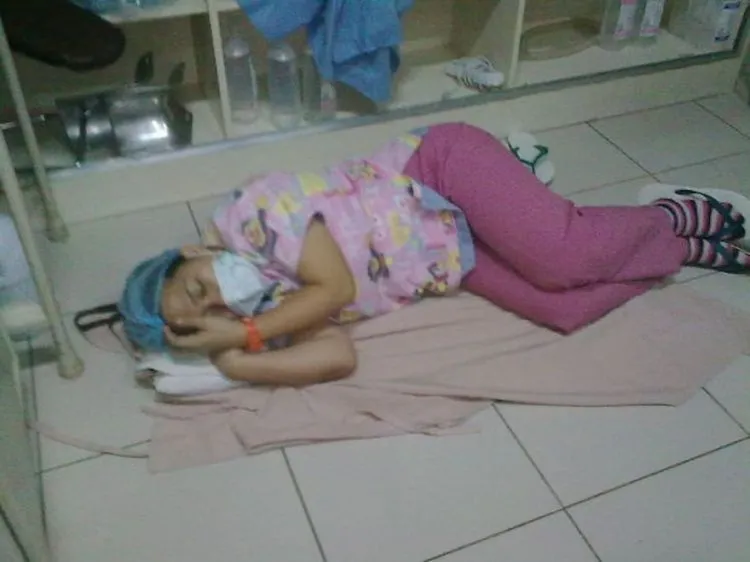 Beratnya Pekerjaan Para Petugas Kesehatan Tergambar dalam 15 Foto Mereka yang Tertidur Ala Kadarnya 23