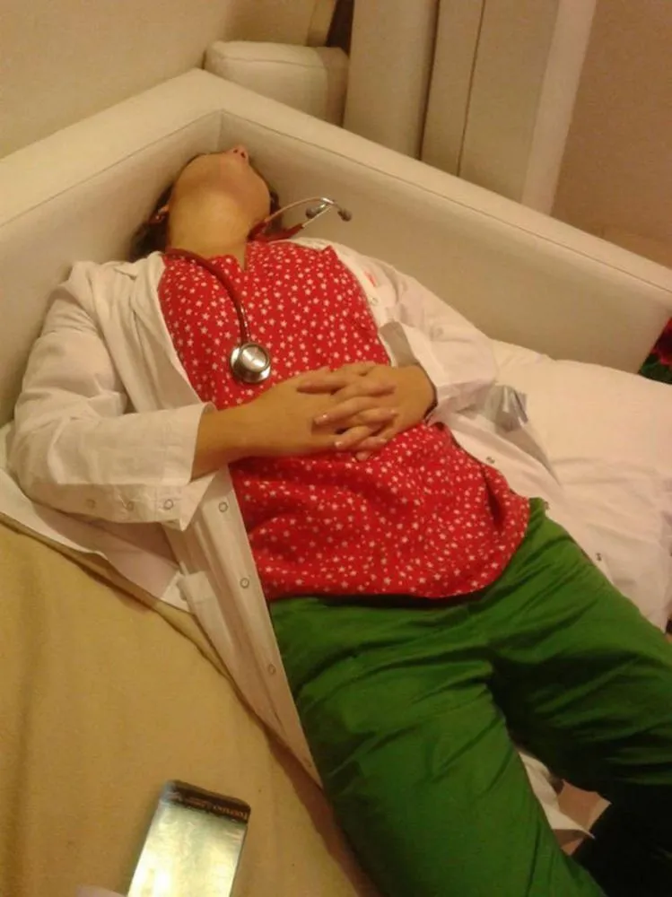 Beratnya Pekerjaan Para Petugas Kesehatan Tergambar dalam 15 Foto Mereka yang Tertidur Ala Kadarnya 29
