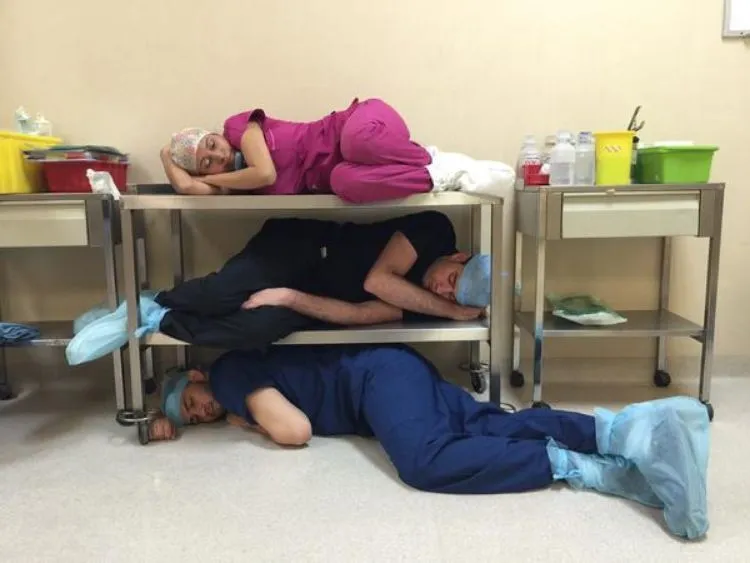 Beratnya Pekerjaan Para Petugas Kesehatan Tergambar dalam 15 Foto Mereka yang Tertidur Ala Kadarnya 18