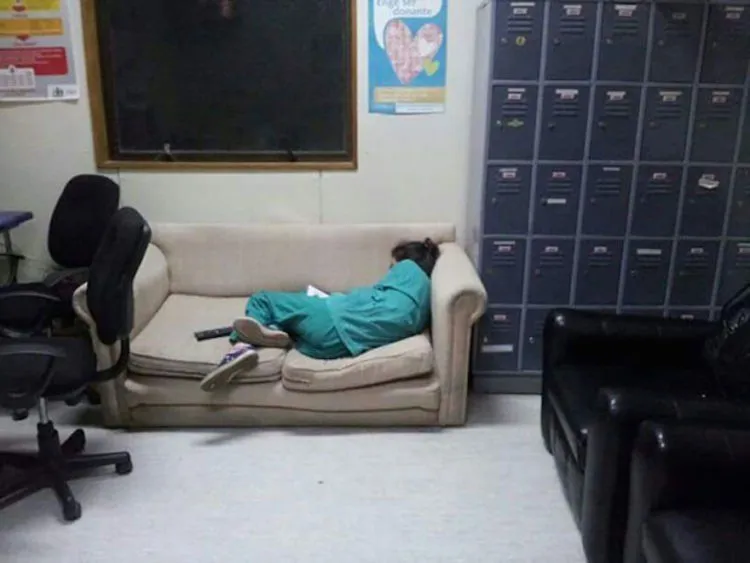 Beratnya Pekerjaan Para Petugas Kesehatan Tergambar dalam 15 Foto Mereka yang Tertidur Ala Kadarnya 20