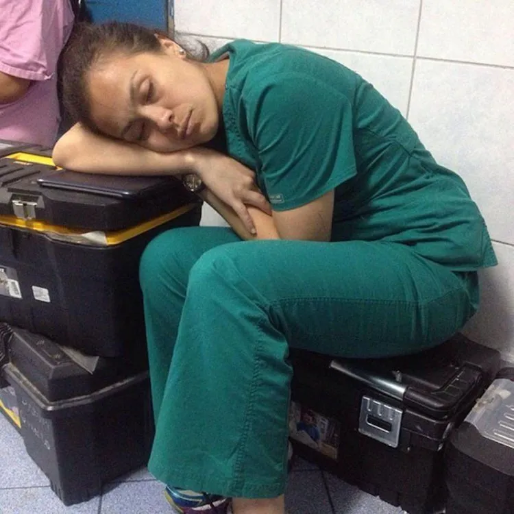 Beratnya Pekerjaan Para Petugas Kesehatan Tergambar dalam 15 Foto Mereka yang Tertidur Ala Kadarnya 21