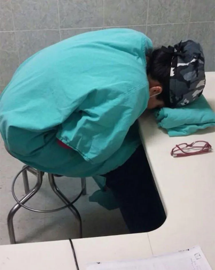 Beratnya Pekerjaan Para Petugas Kesehatan Tergambar dalam 15 Foto Mereka yang Tertidur Ala Kadarnya 22