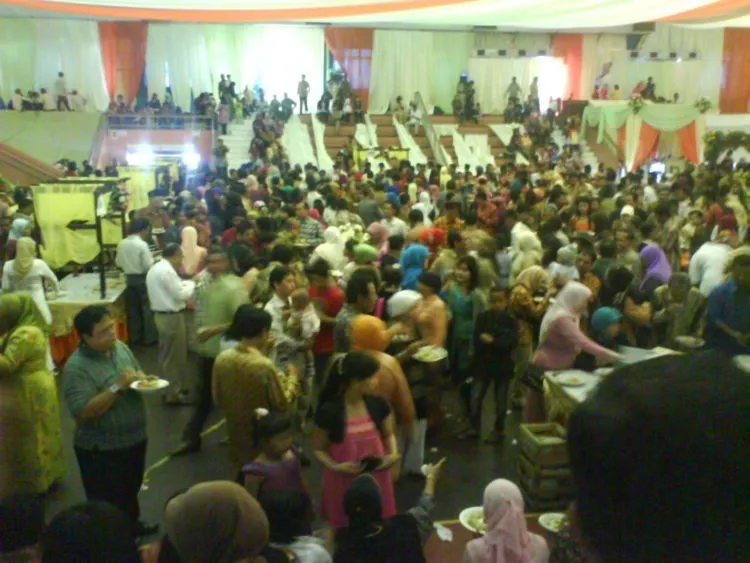 9 Alasan Konsep Resepsi Tamu Makan Sambil Berdiri Kurang Cocok Diterapkan di Indonesia 16