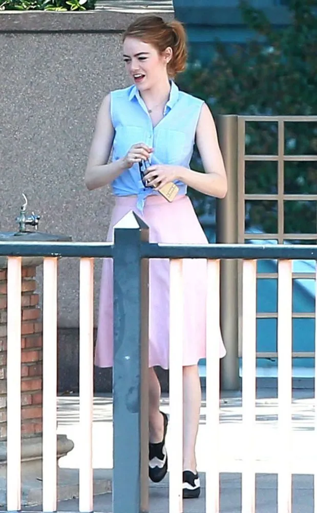 12 Gaya Style Feminin yang Apik a la Emma Stone di Film La La Land. Memanjakan Mata Banget! 28