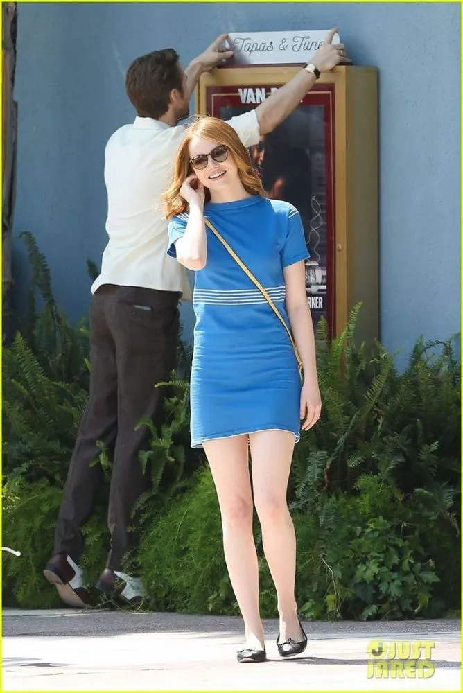 12 Gaya Style Feminin yang Apik a la Emma Stone di Film La La Land. Memanjakan Mata Banget! 25