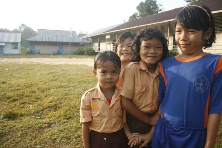 Sekelumit Kehidupan di Entikong, 11 Gambar Ini Adalah Realita Hidup di Perbatasan Terluar Indonesia 24