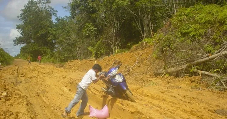Sekelumit Kehidupan di Entikong, 11 Gambar Ini Adalah Realita Hidup di Perbatasan Terluar Indonesia 14