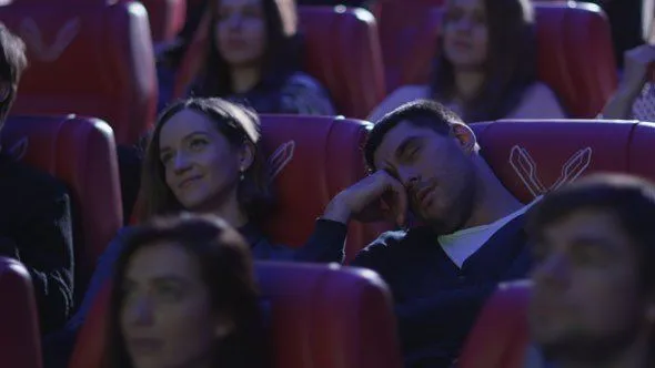 6 Hal yang Ada di Pikiran Cowok Waktu Diajakin Nonton Cewek. Nggak Bakal Nyangka Mereka Mikir Gini! 7