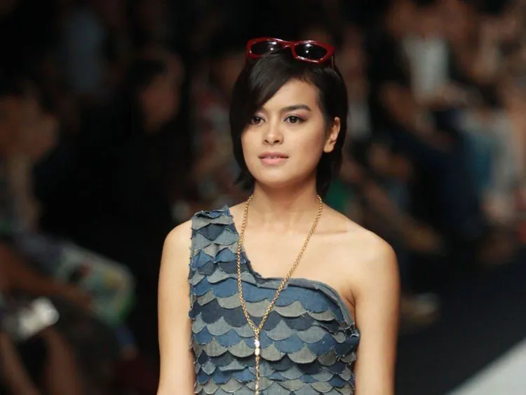 10 Seleb yang Memukau dengan Alis Naturalnya. Plus Cara 'Ngalis' Agar Bisa Secantik Mereka 17