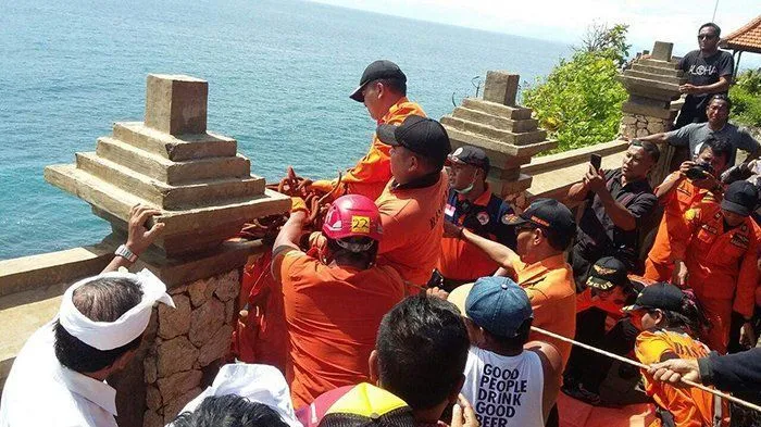 Keasyikan Selfie, Pria Ini Jatuh ke Jurang Pura Uluwatu! Semoga Kejadian Ini Tak Terulang Kembali 6
