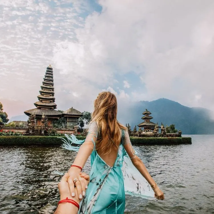 17 Foto #FollowMeTo dari Murad Osmann Ini Mengarungi Bali Sampai Barcelona, Ajak Aku Juga Dong Mas! 24