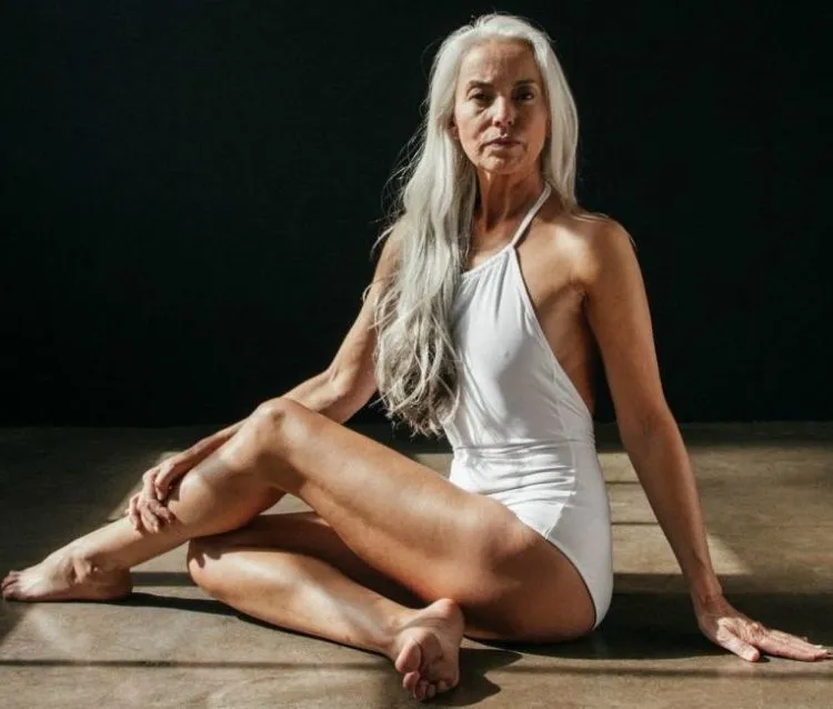 Meski Umurnya 61 Tahun, ‘Nenek’ Ini Dikontrak Jadi Model Pakaian Renang. Tapi Kok Masih Pantas Ya? 5