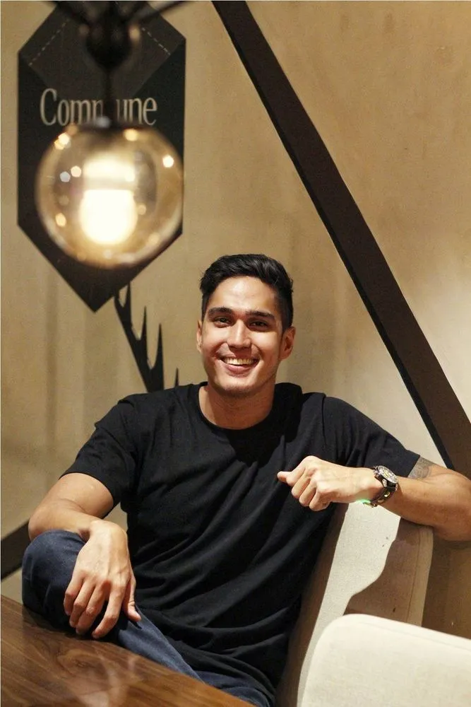 Pose Foto Artis-Artis Tampan yang Bisa Cowok Tiru, Sama Sekali Nggak Alay dan Tetap Kelihatan Manly 22