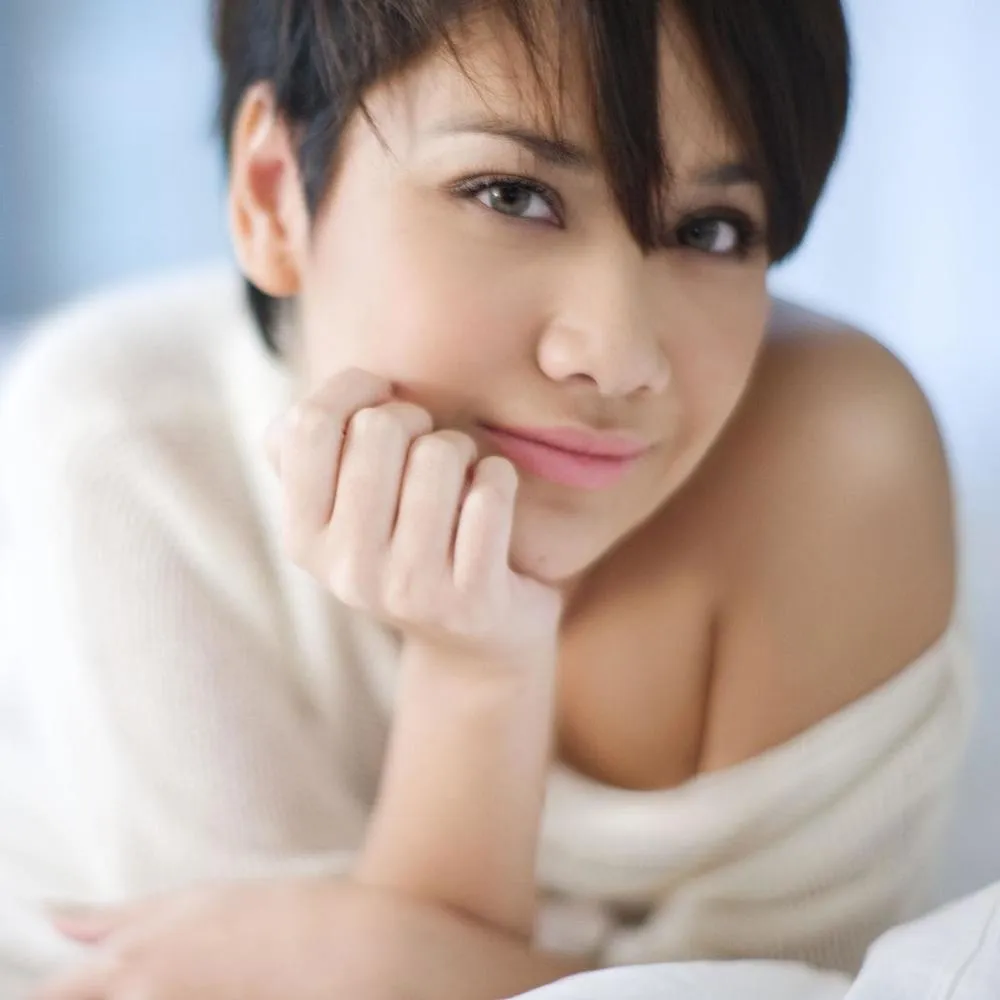Senyummu Pas Dipotret Nggak Pernah Bagus? Coba Deh Pakai Trik Artis-Artis Cantik Ini Tersenyum Manis 30