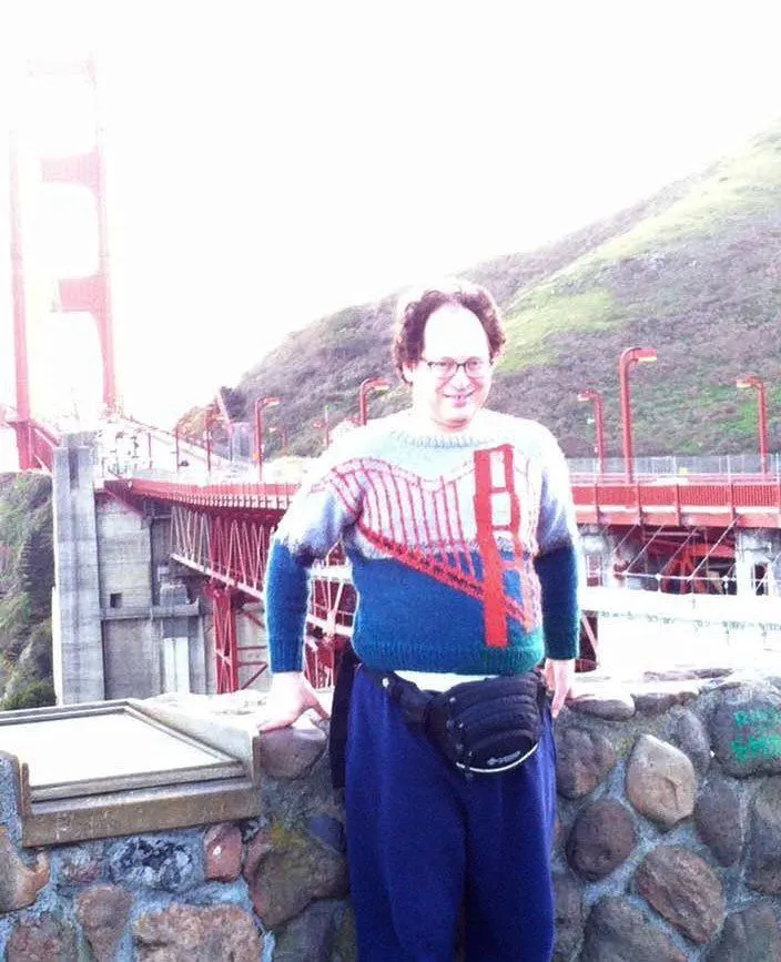 Pria Ini Merajut Sweater dengan Gambar Tempat Wisata dan Berfoto Di Sana! Gokil Nggak Sih 12