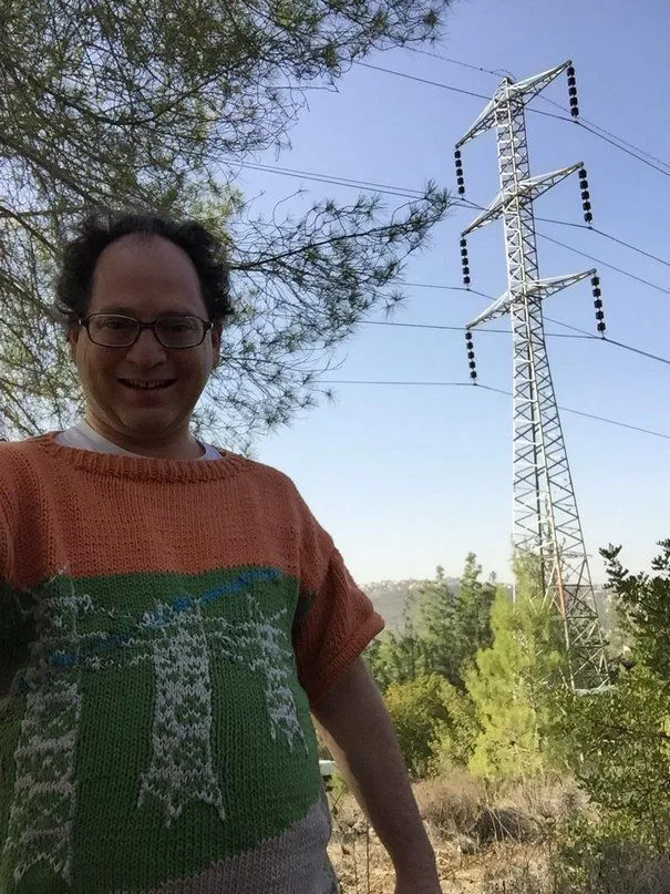 Pria Ini Merajut Sweater dengan Gambar Tempat Wisata dan Berfoto Di Sana! Gokil Nggak Sih 18