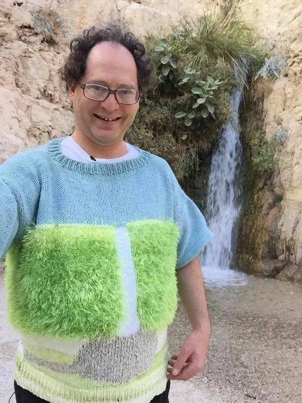 Pria Ini Merajut Sweater dengan Gambar Tempat Wisata dan Berfoto Di Sana! Gokil Nggak Sih 13