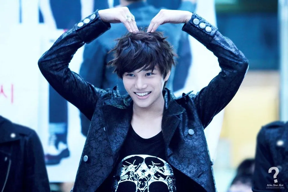 4 Pose Andalan Cowok-Cowok Korea. Geli Nggak Sih Cowok Lihat Cowok Lain Pose Kayak Gini? 13