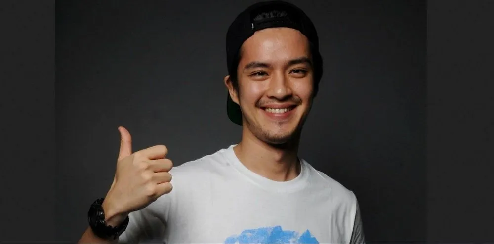 Pose Foto Artis-Artis Tampan yang Bisa Cowok Tiru, Sama Sekali Nggak Alay dan Tetap Kelihatan Manly 34
