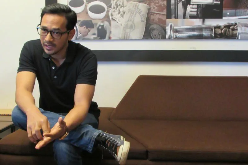 Pose Foto Artis-Artis Tampan yang Bisa Cowok Tiru, Sama Sekali Nggak Alay dan Tetap Kelihatan Manly 21