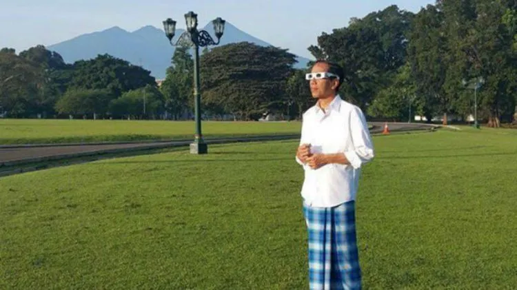 10 Benda Ini Paling Bakal Viral Juga Kalau Dipakai Pak Jokowi, Siap-Siap Deh Kamu Jualin Pas Ramai 11
