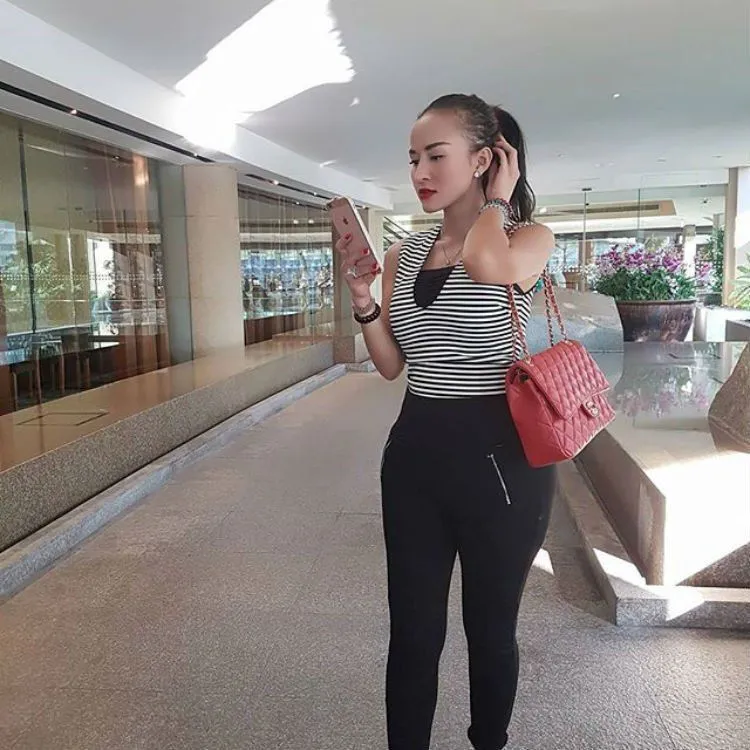 Artis-Artis Ini Dihujat Karena Pakai Produk KW, Tapi Kalau Pakai Branded Terus Pun Nggak Bijak Lho 10