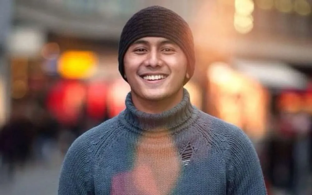 Pose Foto Artis-Artis Tampan yang Bisa Cowok Tiru, Sama Sekali Nggak Alay dan Tetap Kelihatan Manly 35