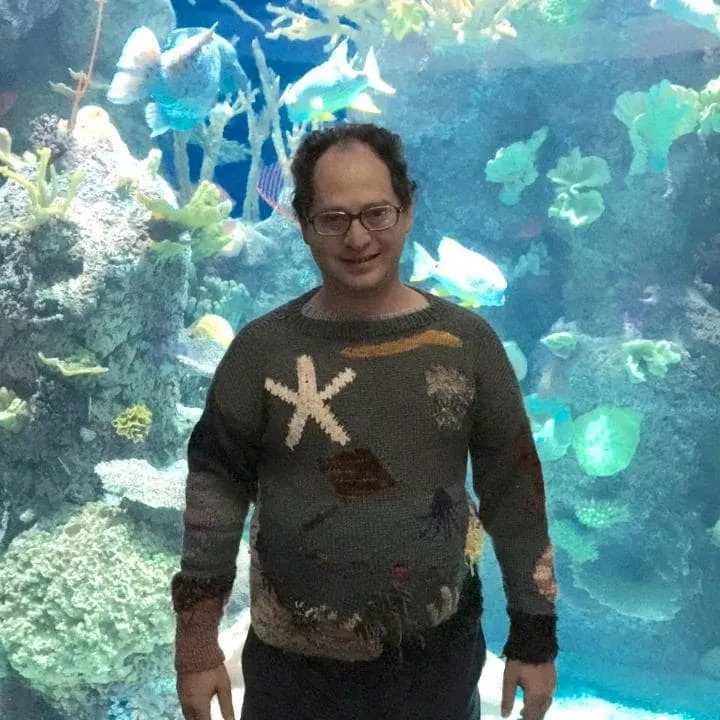 Pria Ini Merajut Sweater dengan Gambar Tempat Wisata dan Berfoto Di Sana! Gokil Nggak Sih 19