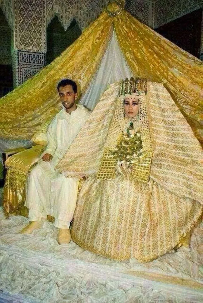 15 Gambar Ini Buktikan Glamornya Adat Pernikahan A la Arab, Pun Ternyata Nggak Selalu Berhijab 15