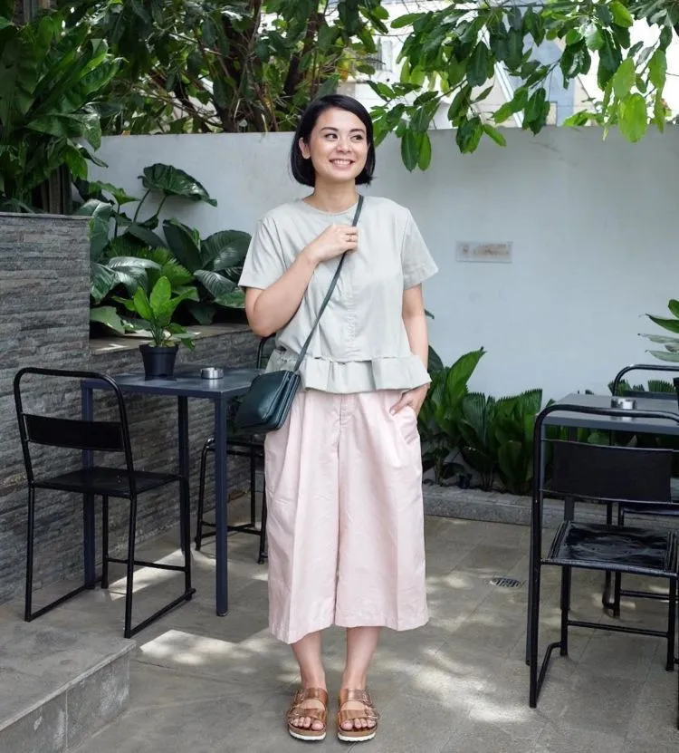 12 Mix and Match Celana Kulot yang Lagi Hits. Biar Penampilanmu Makin Kece dan Kekinian 13