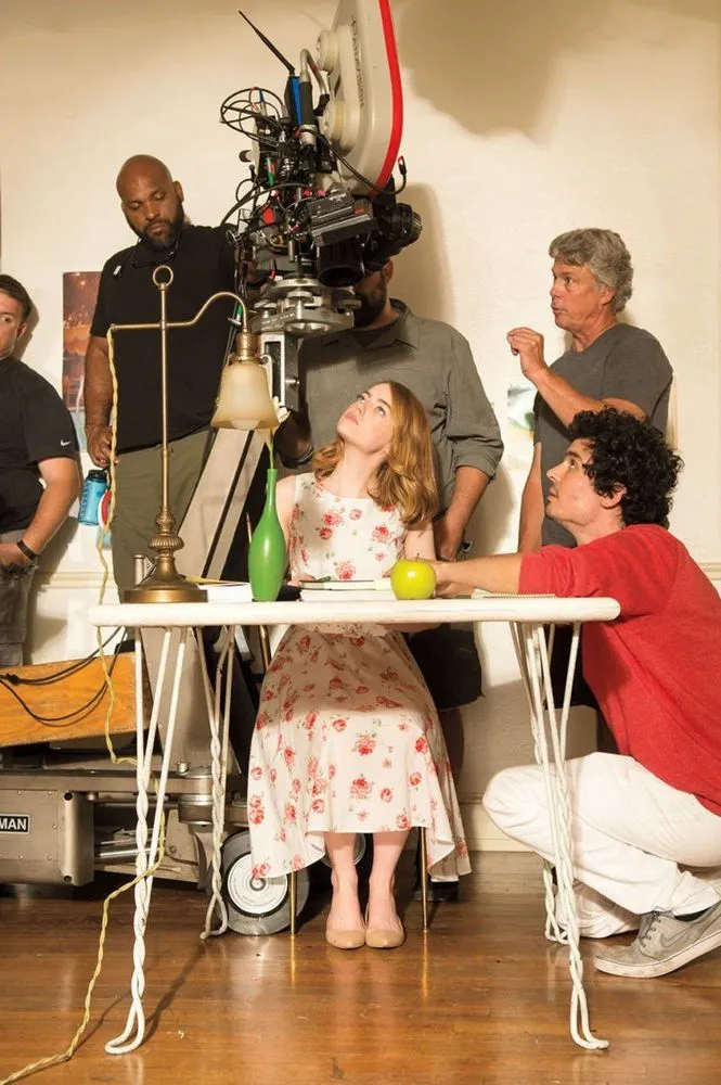 12 Gaya Style Feminin yang Apik a la Emma Stone di Film La La Land. Memanjakan Mata Banget! 23