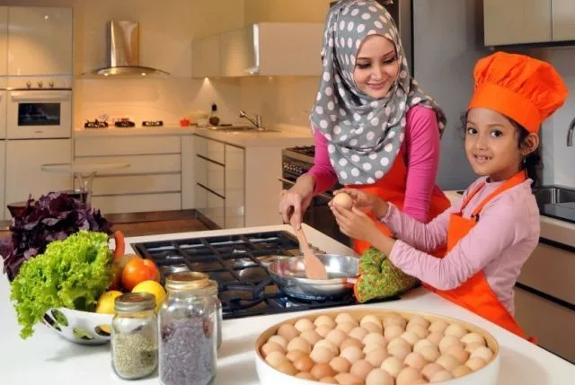 Menyapu atau mengepel bisa menjadi pilihan untuk membantu orangtuamu