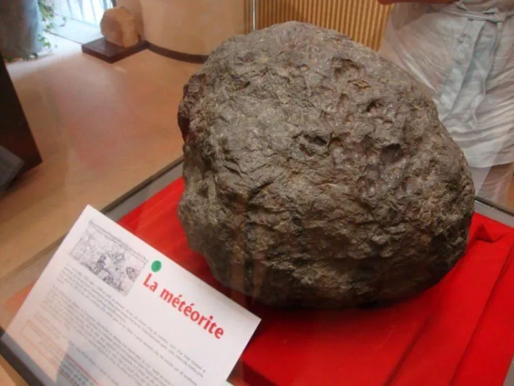 Bukan Cerita Fiksi Atau Film Tentang Kiamat, Ini 11 Peristiwa Meteor Beneran Jatuh ke Bumi 12