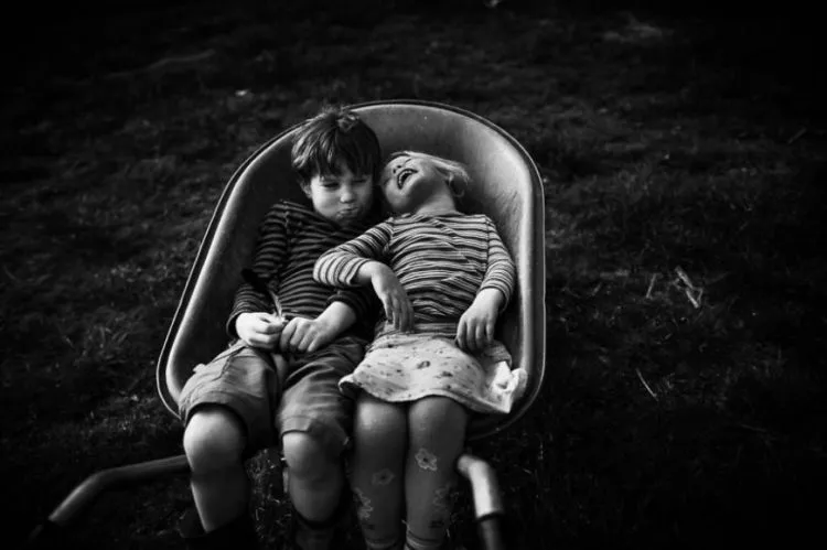 12 Foto Masa Kecil yang Akan Membuatmu Sadar Betapa Membosankannya Hidup Anak Zaman Sekarang 12
