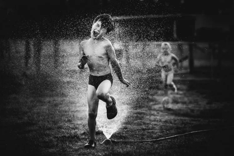 12 Foto Masa Kecil yang Akan Membuatmu Sadar Betapa Membosankannya Hidup Anak Zaman Sekarang 16